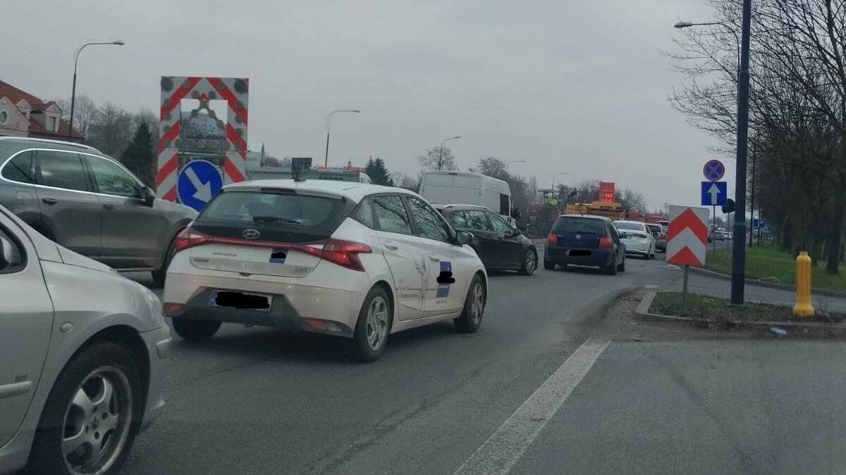Korki spowodowane naprawą asfaltu na al. Tysiąclecia