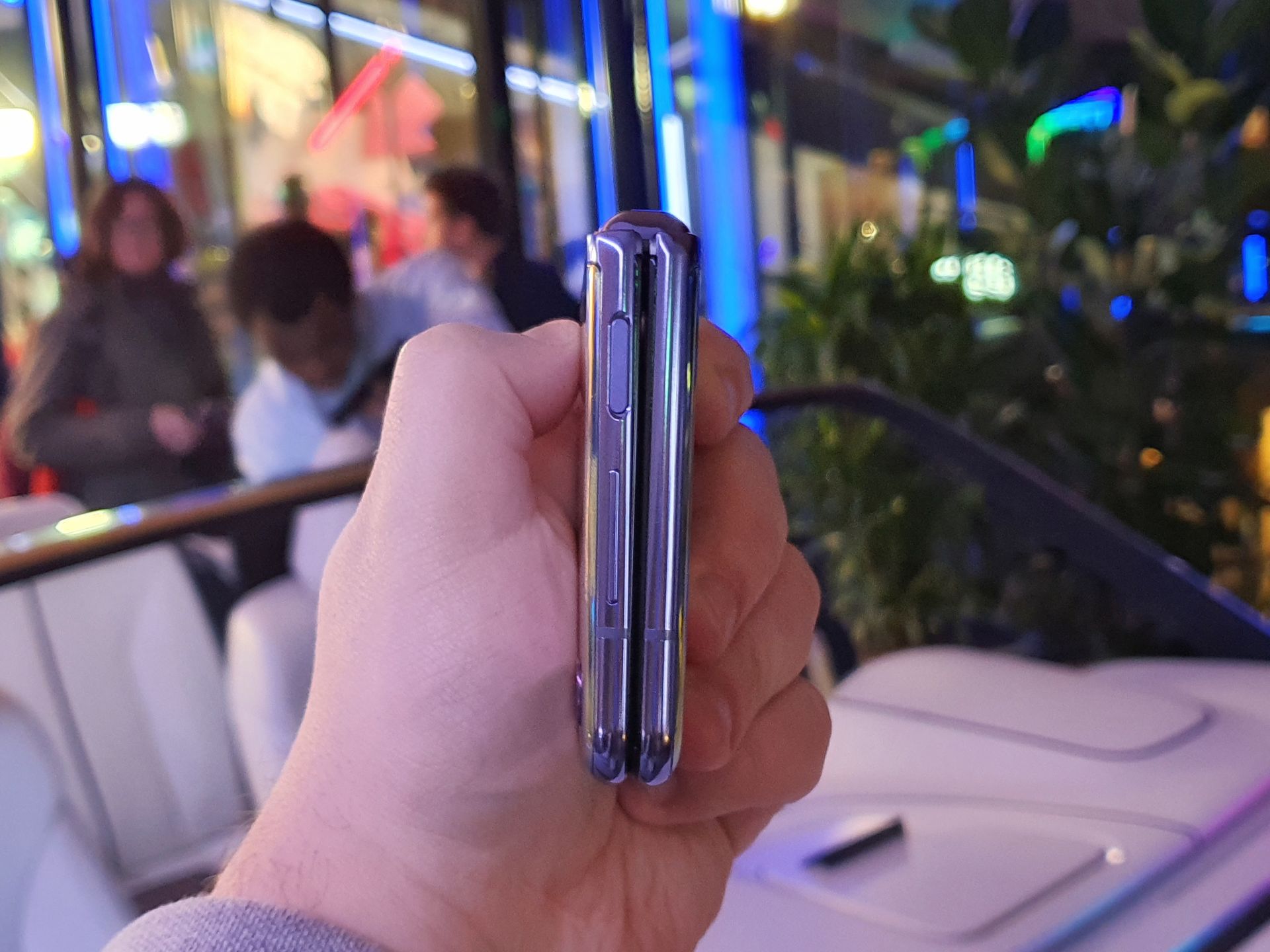 Samsung Galaxy Z Flip udaje zwykły smartfon skuteczniej niż Motorola razr. Tak, to ogromna zaleta 4