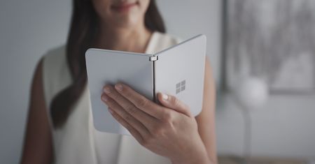 Microsoft Surface Duo: co wiemy o składanym tablecie z Androidem?