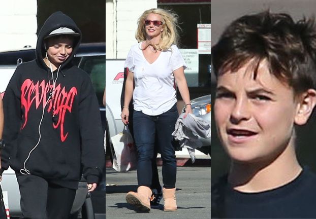 Pozbawiony stanika biust i rozwiane doczepy Britney Spears na spacerze z synami (ZDJĘCIA)