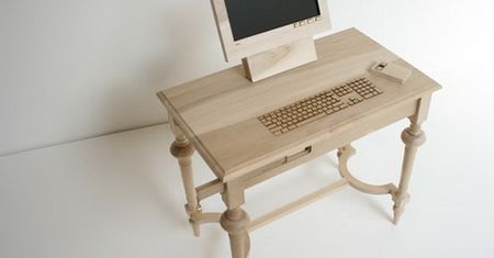 Komputer wyrzeźbiony w drewnie