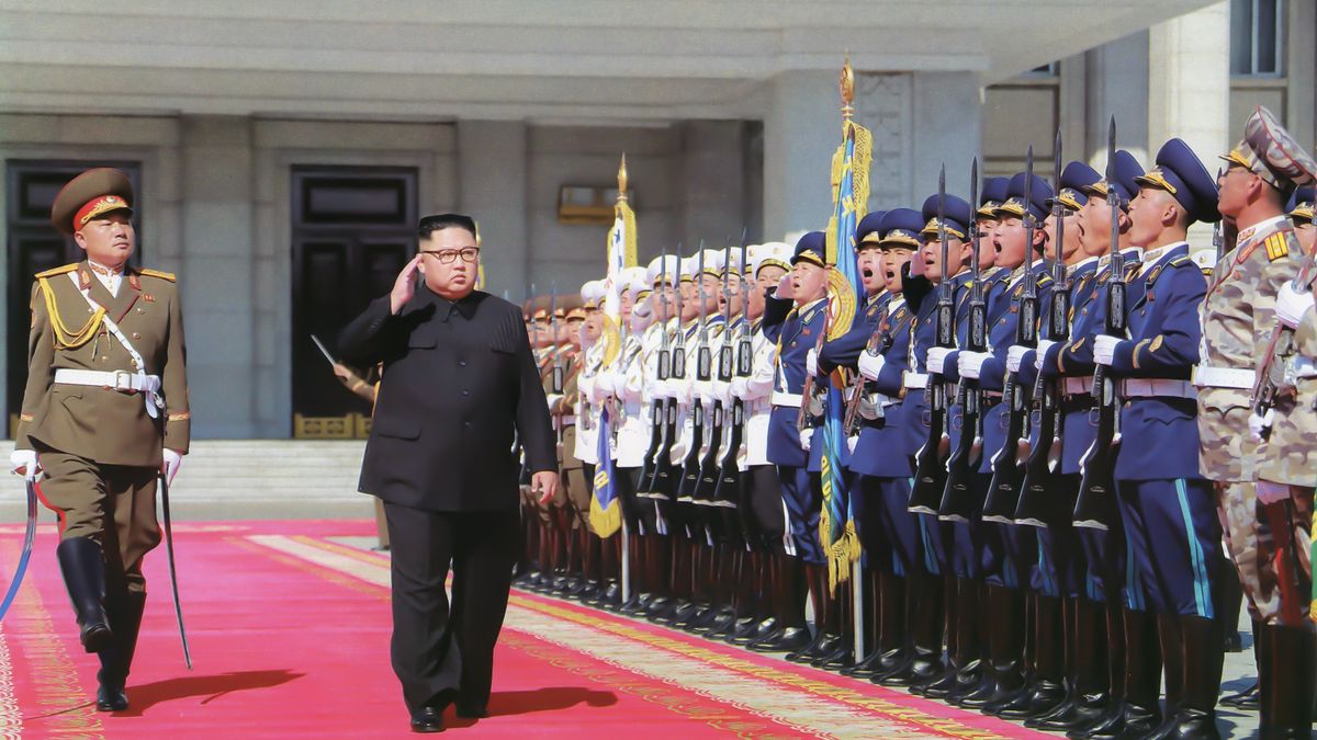 Kim Jong-un inspectant ses troupes
API