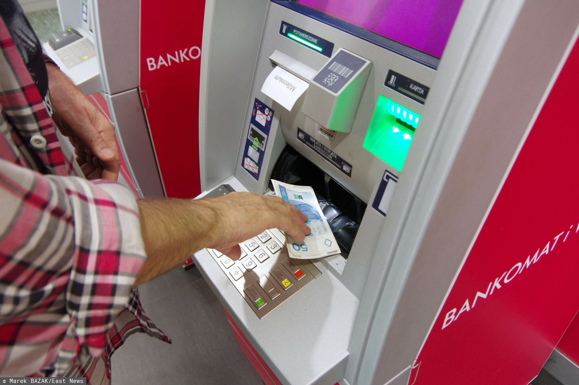 Stock Marek Bazak
Fot. Zofia i Marek Bazak/East News,
N/z mezczyzna wyplaca pieniadze z bankomatu.
ZOFIA BAZAK