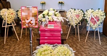 7-latka zginęła w pożarze. Różowa trumna i balony na pogrzebie Gabrysi