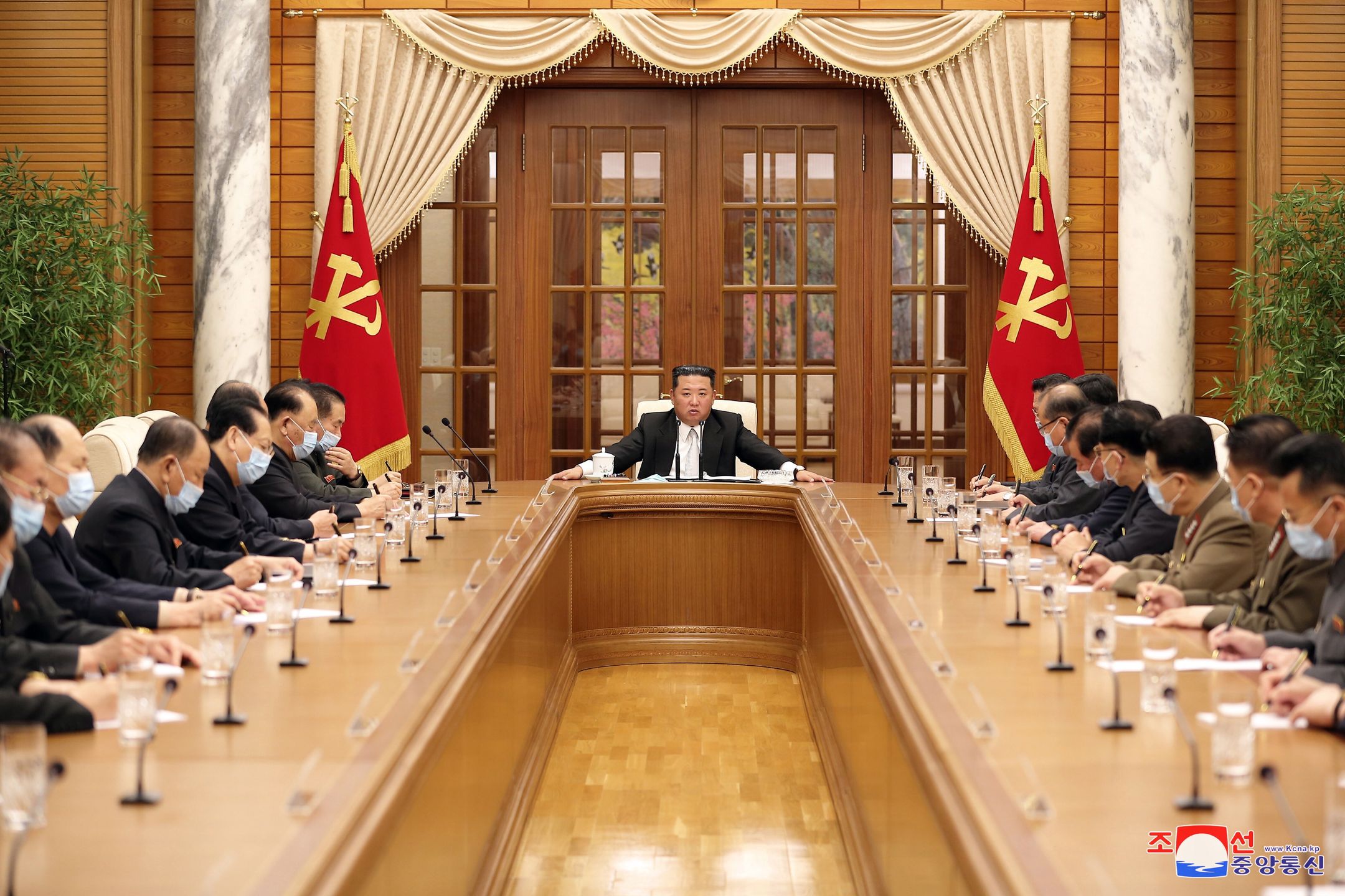A photo released by the official North Korean Central News Agency (KCNA) shows the meeting of the 8th Political Bureau of 8th Central Committee of the WPK, convened at the office building of the Party Central Committee in Pyongyang, North Korea, 12 May 2022. Kim Jong-un (C), general secretary of the Workers' Party of Korea (WPK), presented at the meeting, held to organize the government's response to an outbreak of COVID-19 in Pyongyang. EPA/KCNA EDITORIAL USE ONLY Dostawca: PAP/EPA.