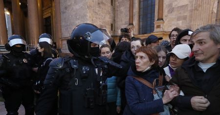 Uciekający przed wojskiem w Rosji wybierają Finlandię, Gruzję i Serbię. Polskę omijają