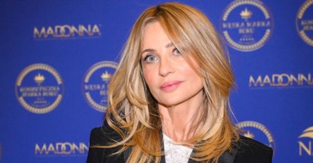 59-letnia Aneta Kręglicka chwali się formą i odsłania KALORYFER na brzuchu