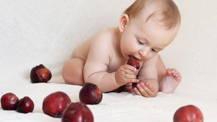 Jak rozszerzać dietę, kiedy dziecko nie siedzi?