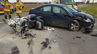 Bezwola: Motocyklista ranny po zderzeniu z osobówką