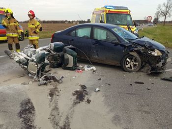 Bezwola: Motocyklista ranny po zderzeniu z osobówką