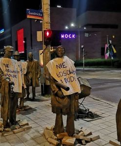 Wrocław. ”Nie głosowałem na Dudę”. W buntownicze koszulki ktoś ubrał nocą wrocławskie pomniki