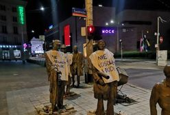 Wrocław. ”Nie głosowałem na Dudę”. W buntownicze koszulki ktoś ubrał nocą wrocławskie pomniki