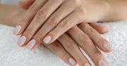 "Kąpielowe" paznokcie hitem na lato. Propozycja w sam raz dla fanek minimalizmu