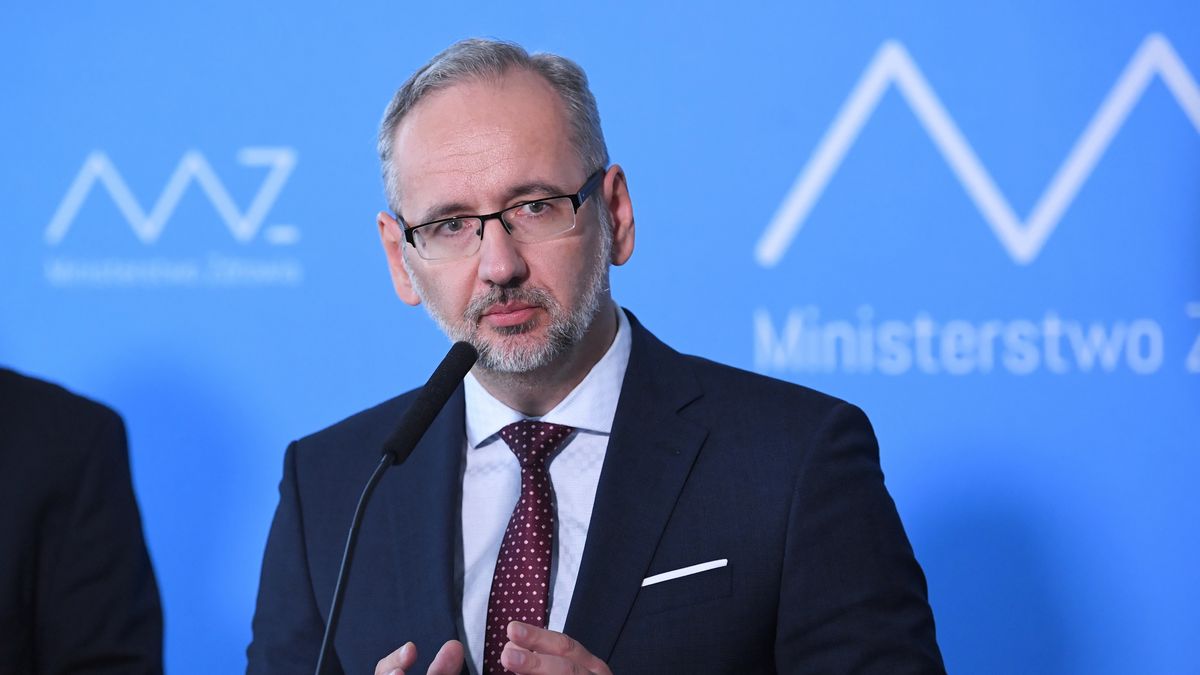 Zakaz lotów. Minister zdrowia Adam Niedzielski tłumaczy decyzję.