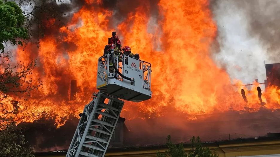Pożar AJP w Gorzowie. Ogień przeniósł się na drugi budynek