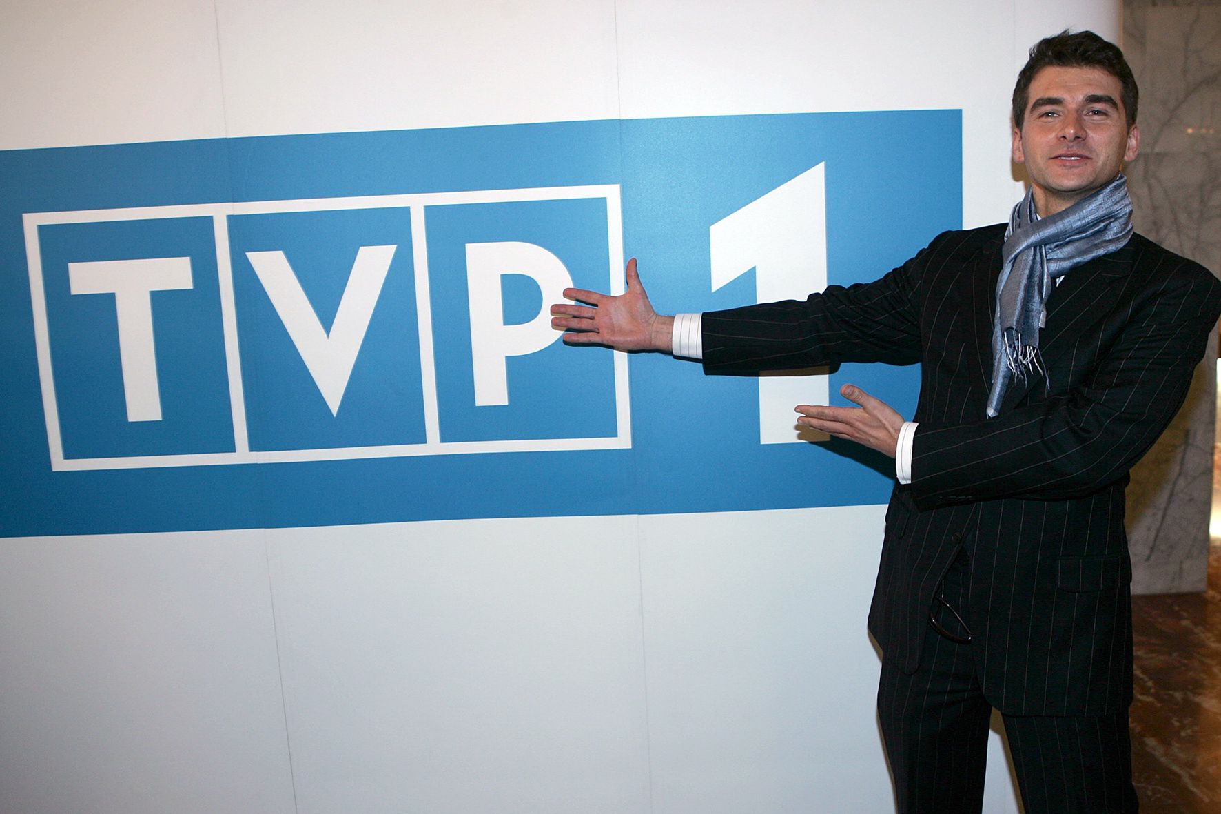 Tomasz Kammel z logo TVP