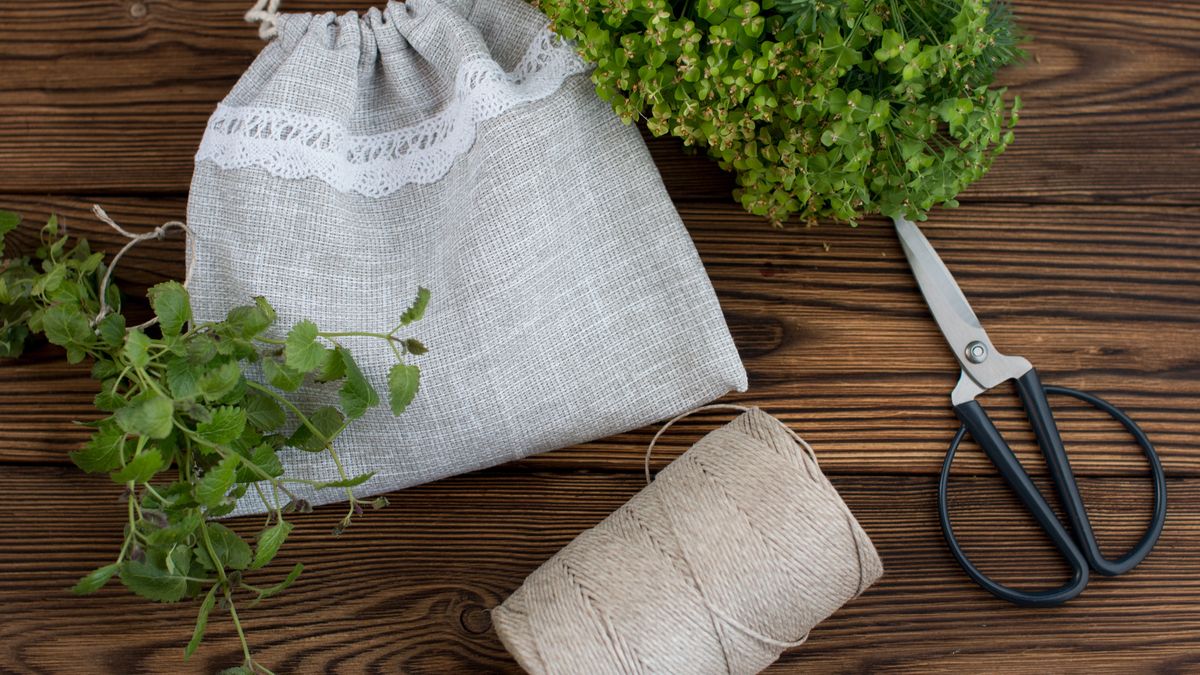 Zawieś na kuchennej szafce. Pozbędziesz się owocówek