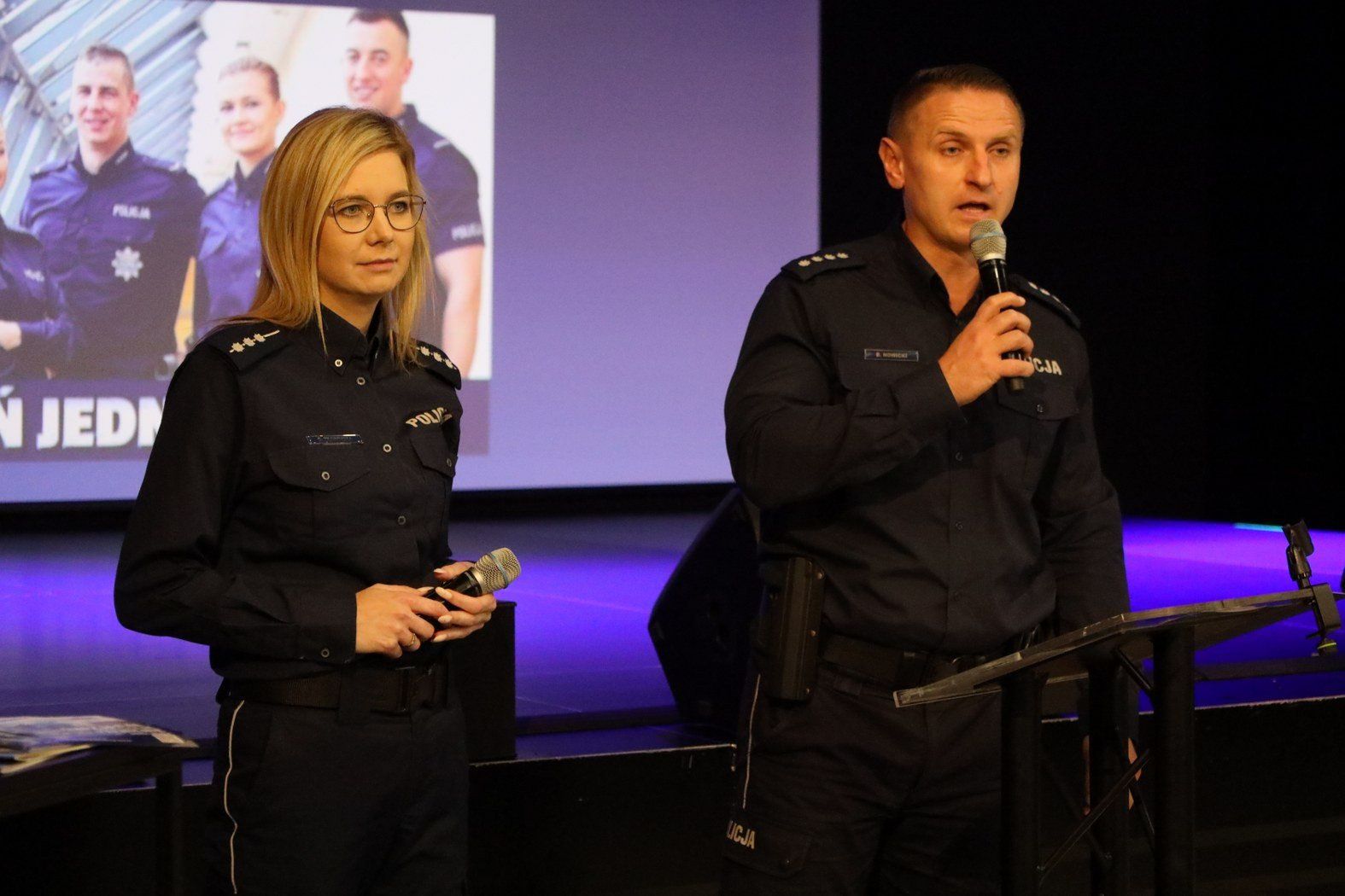 Mundur czeka! Policjanci z Pleszewa namawiali uczniów ze szkół średnich do wstąpienia w ich szeregi