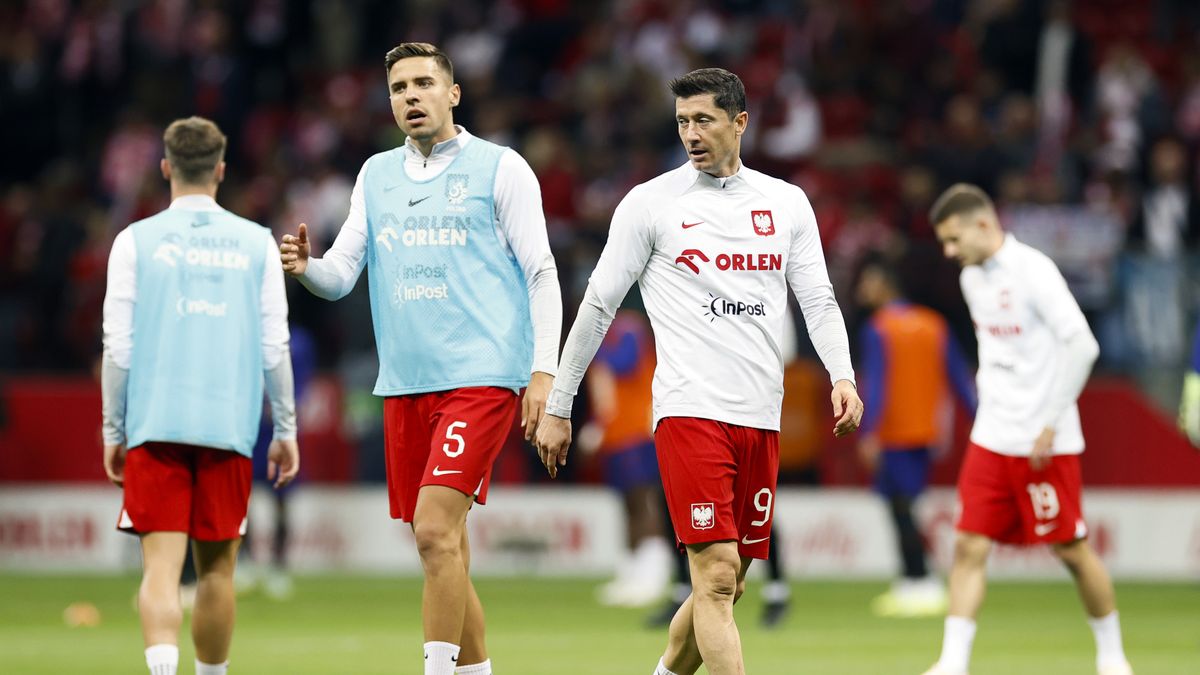WARSAW - (lr) Jan Bednarek of Poland, Robert Lewandowski of Poland during the UEFA Nations League match between Poland and the Netherlands at PGE Narodowy Stadium on September 22, 2022 in Warsaw, Poland. KOEN VAN WEEL (Photo by ANP via Getty Images)