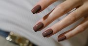 Jakie paznokcie dla minimalistek? Najlepsze kolory i proste wzory. Zainspiruj się