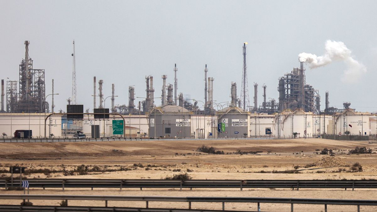 Zakłady produkcyjne Qatar Energy w Mesaieed. Firma Qatar ogłosiła całkowite wstrzymanie produkcji skroplonego gazu ziemnego w następstwie irańskich ataków wymierzonych w obiekty energetyczne