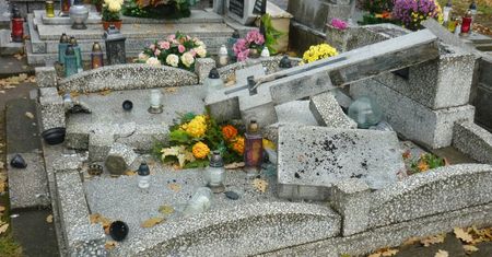 Ludzie poszli na cmentarz. Złapali się za głowy
