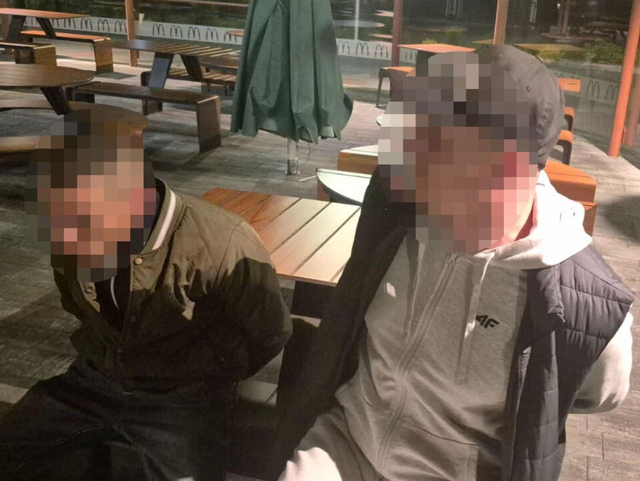 Bytów: Ukradli samochód kobiecie. Policjanci namierzyli ich na parkingu przed marketem