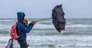 Wichura nad Bałtykiem. Puste plaże i deptaki, ludzie w pelerynach