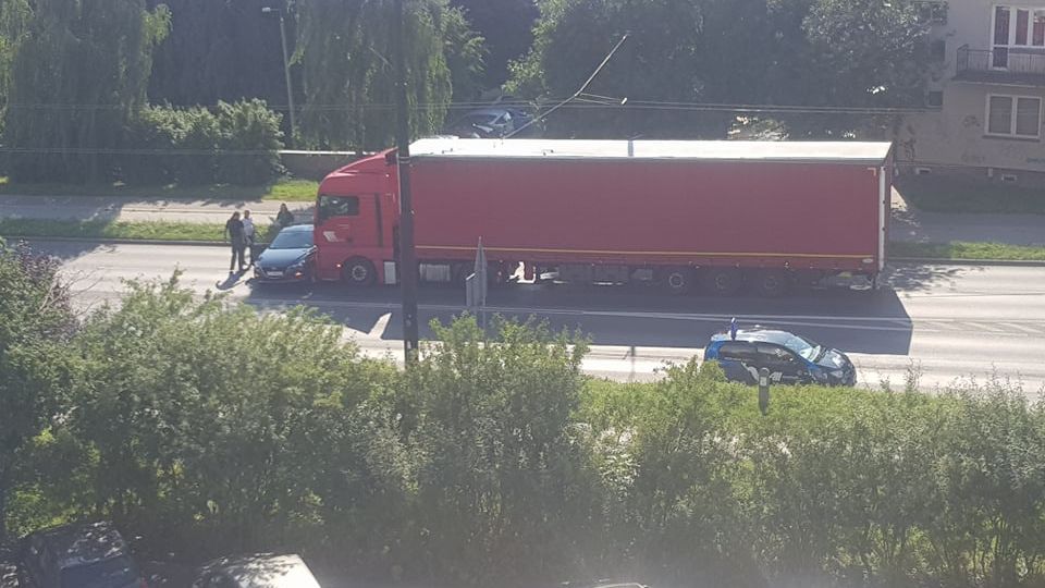 Zderzenie ciężarówki z samochodem na ul. Diamentowej
