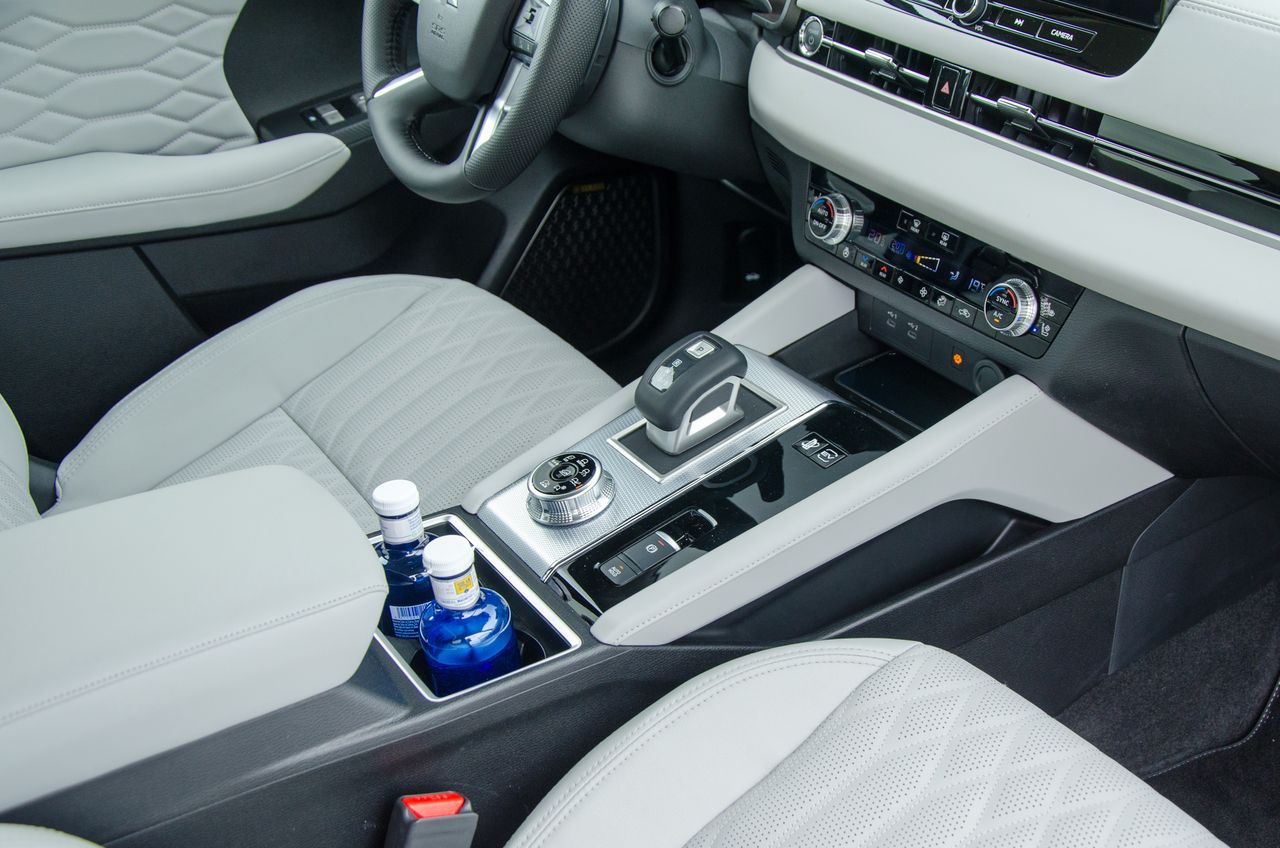 Mitsubishi Outlander PHEV (2025)
