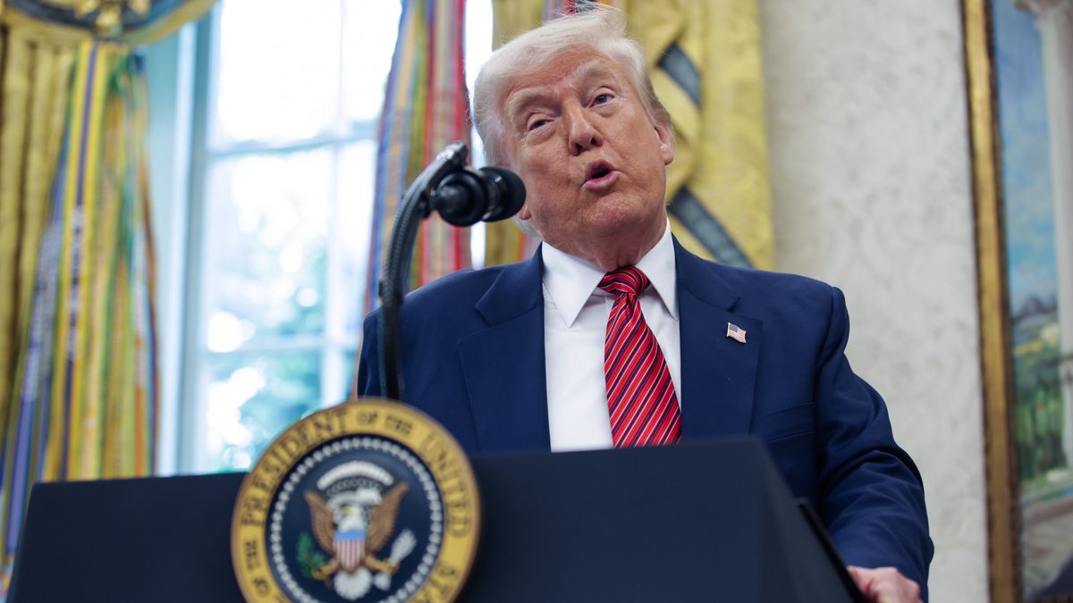 US President Donald Trump speaks before swearing in former US Senator David Perdue (not pictured) as the United States Ambassador to the Peoples Republic of China in the Oval Office at the White House in Washington, DC, USA, 07 May 2025. EPA/SAMUEL CORUM / POOL Dostawca: PAP/EPA.