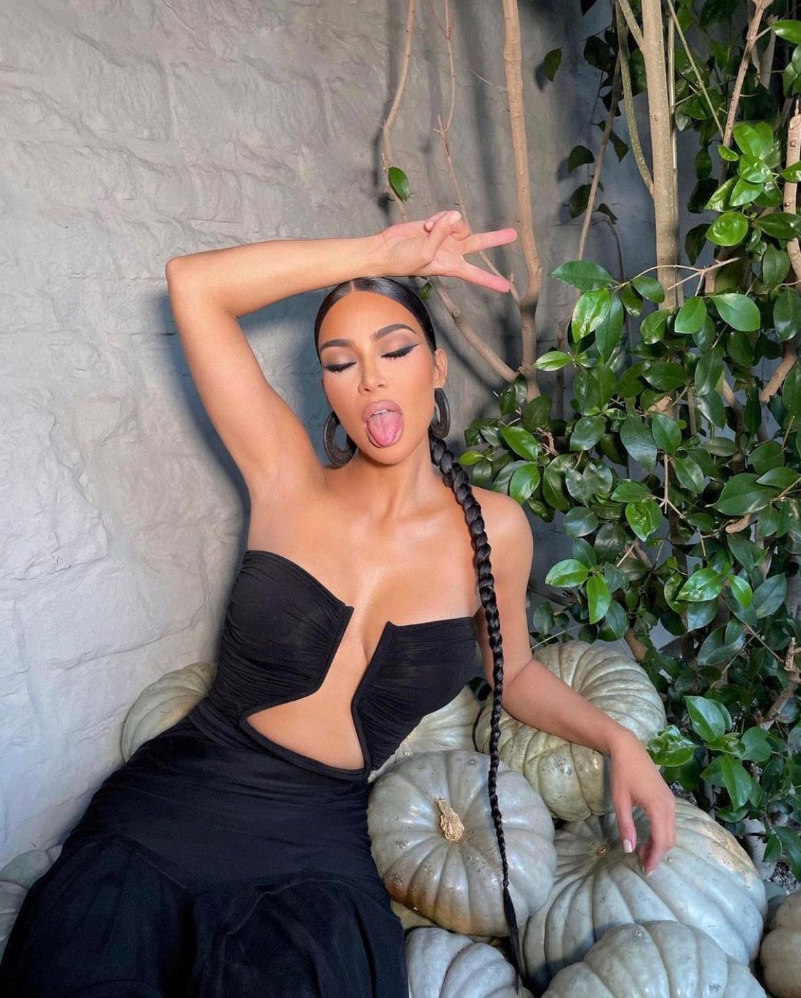 Internauci krytykują sukienkę Kim Kardashian ze ślubu Paris Hilton