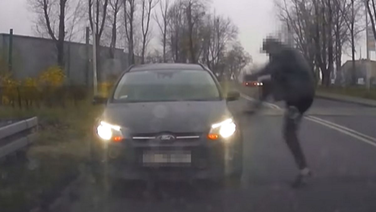Kierowca kopnął swój samochód