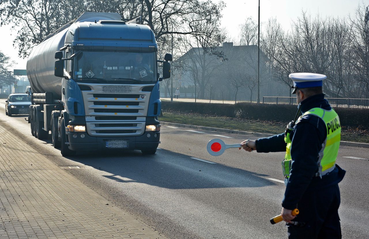 Wielkie ciężarówki działają na wyobraźnię. Statystycznie największe zagrożenie powodują jednak kierowcy aut osobowych