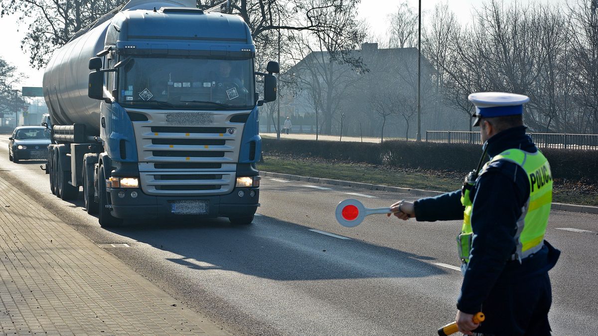 Wielkie ciężarówki działają na wyobraźnię. Statystycznie największe zagrożenie powodują jednak kierowcy aut osobowych
