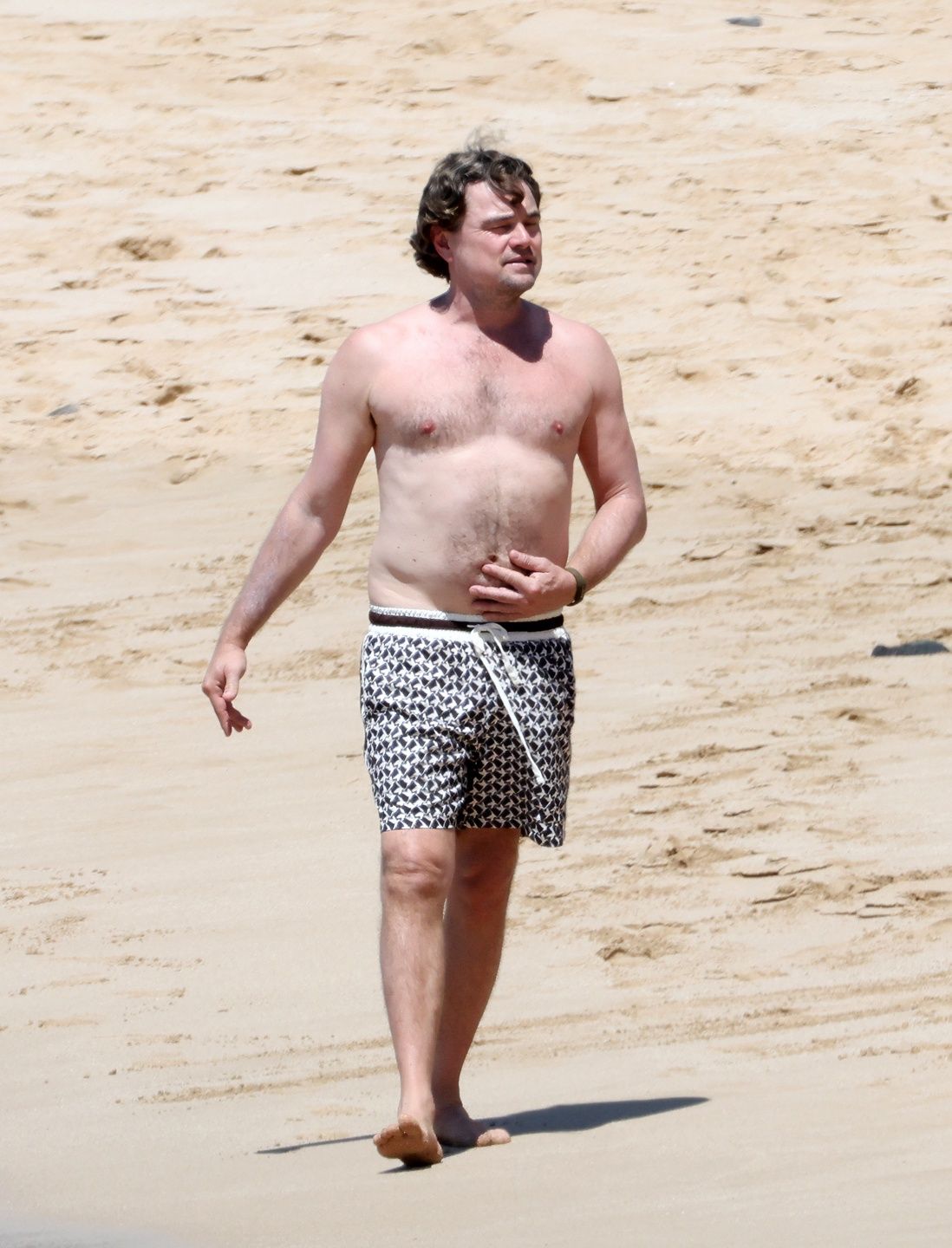 Leonardo DiCaprio maszeruje z ukochaną po plaży