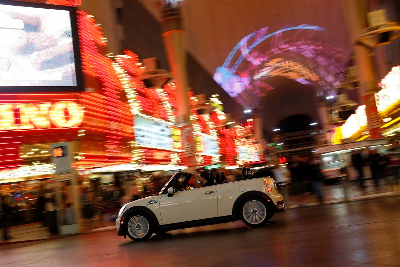 Galeria Mini jako celebracja sprzedaży półmilionowego egzemplarza w USA 189