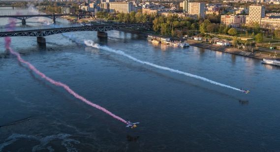 Niesamowite widowisko nad Wisłą. Samoloty przeleciały kilka metrów nad taflą wody