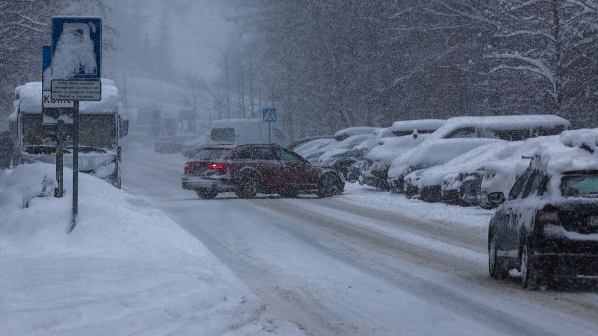 Grzegorz Momot
opady, pogoda, zima, trudne warunki, atak, ilustracja ilustracje, trasy, zasypana trasa droga, zasypane drogi, zimy