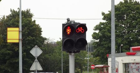 Warszawa. Posłowie PiS mają przepisy drogowe za nic. Niestraszne im czerwone światło