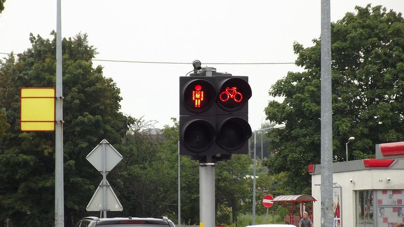 Warszawa. Ignorowanie czerwonego światła przez posłów PiS zdenerwowało innego parlamentarzystę. Postanowił interweniować w Komendzie Stołecznej Policji i dowiedzieć się, dlaczego prawo nie dotyczy wszystkich 