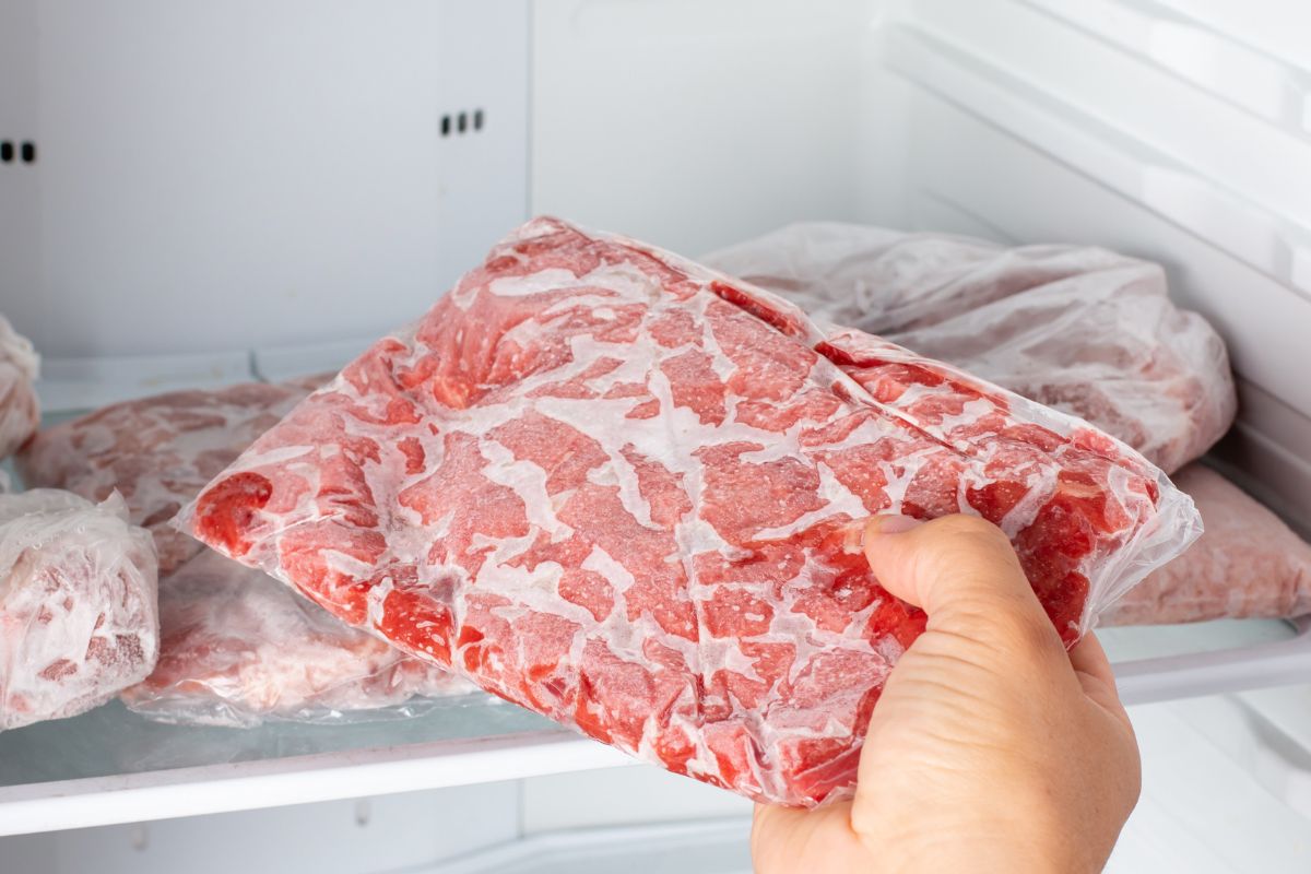 Wiele osób nie ma świadomości, a to prosta droga do zatrucia. Jak długo można trzymać mrożone mięso?