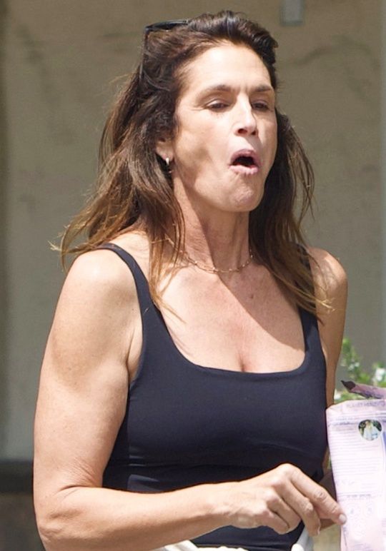 Cindy Crawford maszeruje z mężem po Malibu