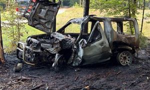 Auto stanęło w ogniu. W środku trzy osoby. Tragedia koło Ostródy