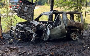 Auto stanęło w ogniu. W środku trzy osoby. Tragedia koło Ostródy