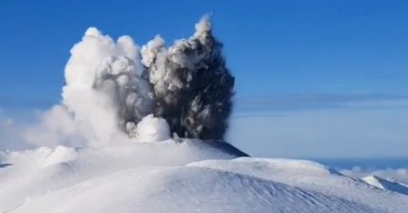 Erupcja rosyjskiego wulkanu na Wyspach Kurylskich. Nad kraterem unosi się dym
