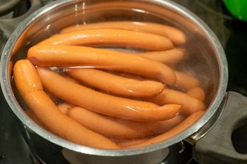 Kiedy wrzucić parówki do wody? Makłowicz mówi wprost o błędzie