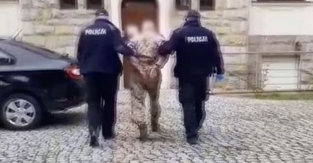 W domu miał amunicję, broń i granaty. Groził sąsiadom pozbawieniem życia