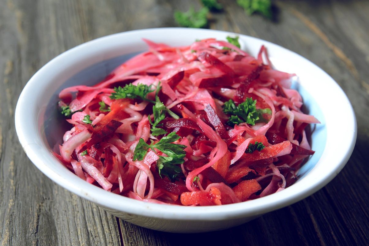 Biorę kapustę, buraki i kilka dodatków. Po chwili mam surówkę, która czyści jelita jak odkurzacz