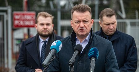 "Minister kłamie". Błaszczak apeluje do MON